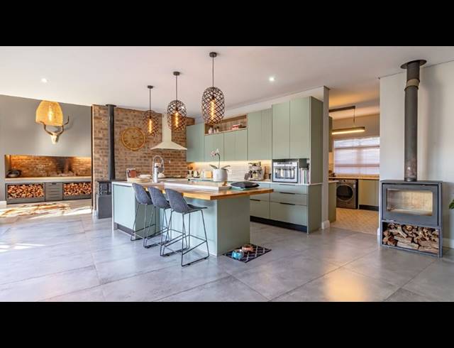 5 BEDROOM FREEHOLD FOR SALE IN MIDSTREAM HEIGHTS